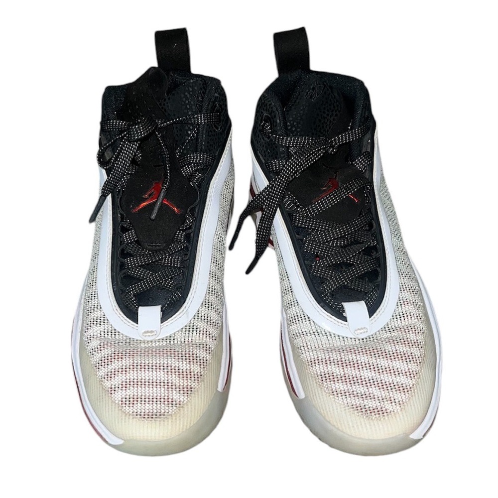 Black Red and white basketball Jordan’s (No Damage) 9.5 barely Worn
